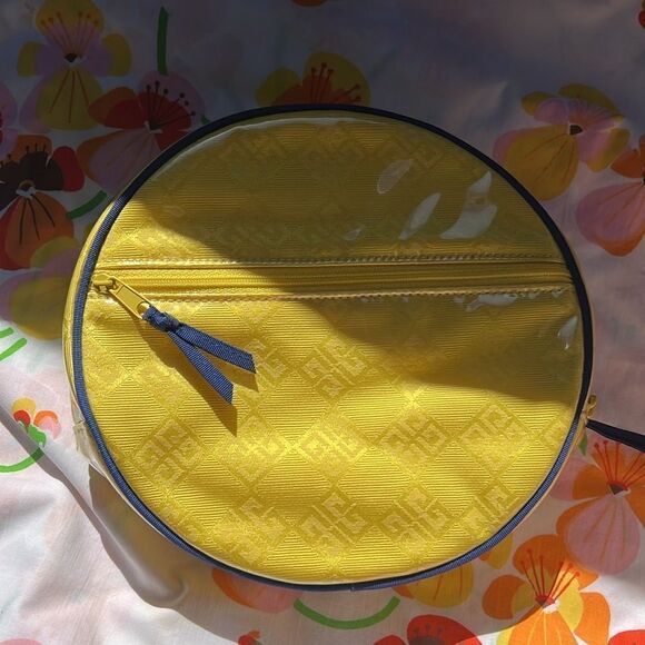 Amarige de Givenchy Cosmetic Jewelry Round Bag - Picture 3 of 7